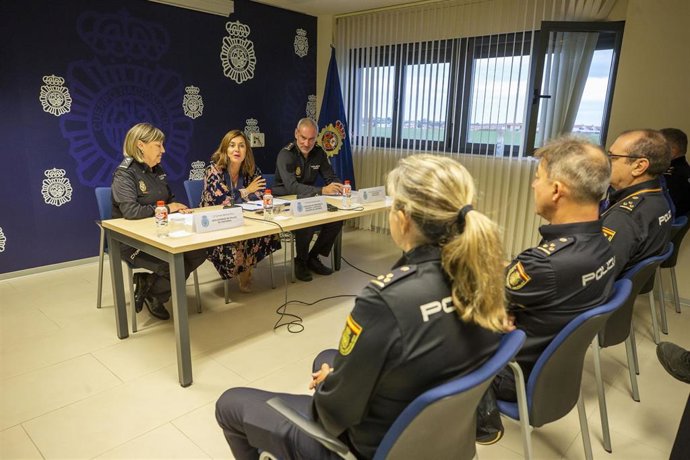 La consejera de Presidencia, Paula Fernández; la jefa superior de Policía de Cantabria, Carmen Martínez; y el jefe de Operaciones, Miguel Ángel Ramos, abren las jornadas de formación destinada a policías locales sobre bandas urbanas