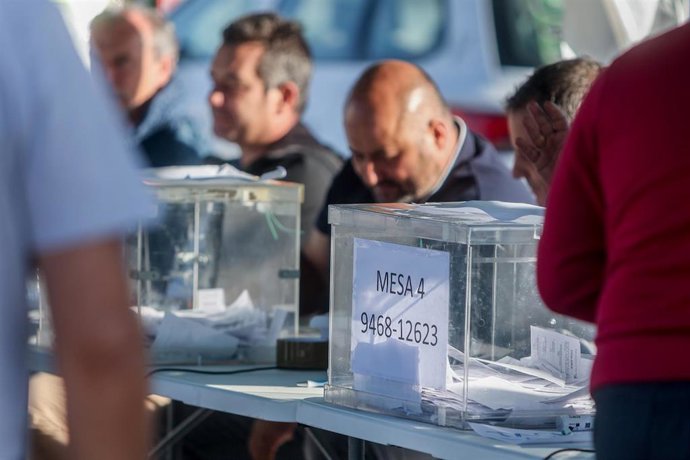 Urnas de las papeletas de un referéndum de la Federación Profesional del Taxi de Madrid (FPTM).