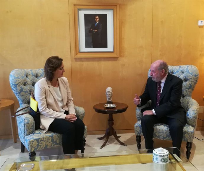 El presidente de la Diputación, Fernando Rodríguez Villalobos, mantiene un encuentro con la nueva cónsul general de Portugal en Sevilla, Cláudia Verena de Spínola.