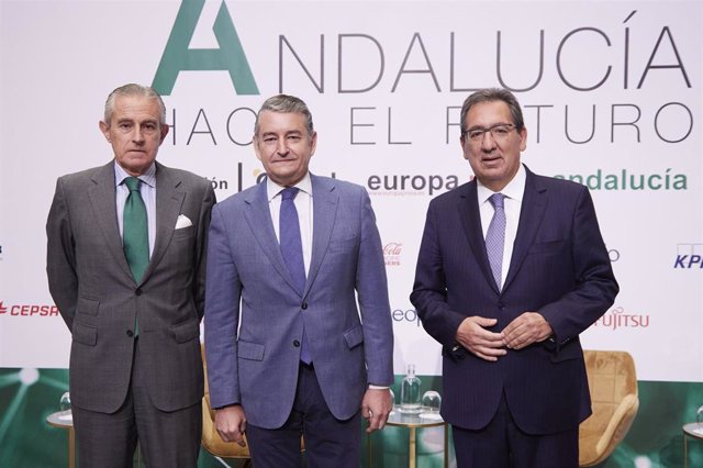 El consejero de Presidencia, Interior y Diálogo Social de la Junta de Andalucía, Antonio Sanz, (2d) junto al presidente ejecutivo de Europa Press, Asís Martín de Cabiedes, (i) y el presidente de la Fundación Cajasol, Antonio Pulido, (d) durante la primera