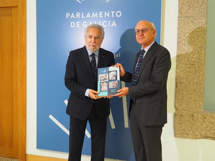 El presidente del Parlamento de Galicia, Miguel Ángel Santalices, recibe la Memoria Anual de 2021 de Fiscalía de manos del fiscal superior de Galicia, Fernando Suanzes