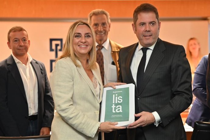 La consejera de Fomento, Articulación del Territorio y Vivienda, Marifrán Carazo, se ha reunido este lunes con empresarios en la Confederación Granadina de Empresarios (CGE).