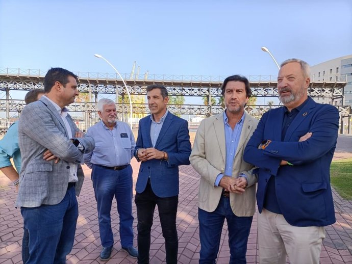 El senador por el PSOE de Huelva y secretario de Relaciones Institucionales de la Ejecutiva Provincial, Amaro Huelva (primero a la izquierda", junto a otros  representantes socialistas en el Paseo de la Ría.