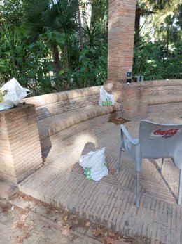 Restos de la botellona en el Parque de María Luisa.
