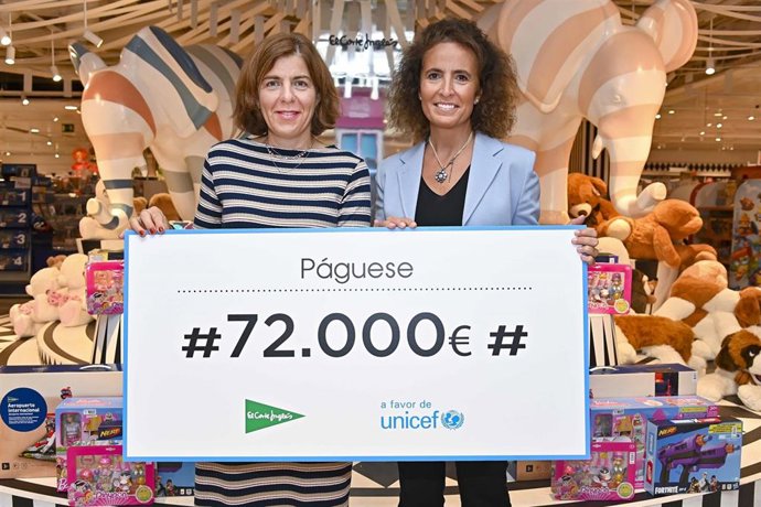 La responsable de Compras de Juguetes y Videojuegos de El Corte Inglés, Guadalupe Corzo, entrega un cheque a la directora de Marketing y Captación de Fondos de UNICEF España, Marta Montiel, por la campaña 'Juguetes Solidarios' en Castellana de Madrid