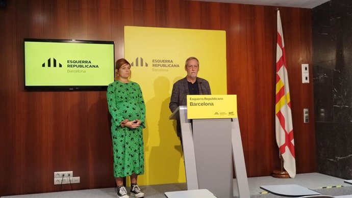 La concejal de ERC en Barcelona Elisenda Alamany y el portavoz de la formación Jordi Coronas en rueda de prensa.