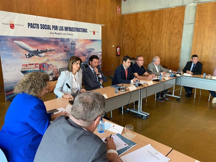 El consejero de Fomento e Infraestructuras, José Ramón Díez de Revenga, durante la reunión de constitución del Plenario del Pacto por las Infraestructuras de la Región de Murcia.