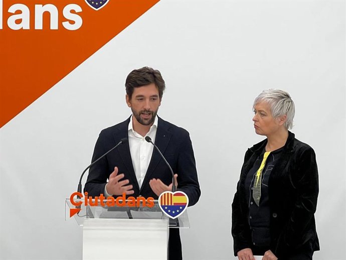 El eurodiputado Adrián Vázquez junto a la diputada y portavoz de Cs Anna Grau, en rueda de prensa.