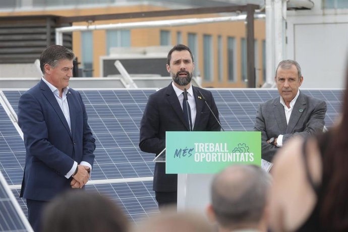 El conseller de Empresa y Trabajo, Roger Torrent; el presidente de la Federación de Gremios de Instaladores de Catalunya (Fegicat), Jaume Alcaide y el presidente de Pimec, Antoni Cañete en rueda de prensa para presentar el nuevo convenio