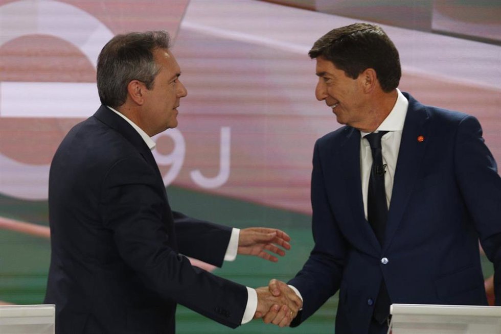 Archivo - El secretario general del PSOE de Andalucía, Juan Espadas, (i) saluda a el candidato de Ciudadanos a la presidencia de la Junta de Andalucía, Juan Marín, (d) en una foto de archivo.
