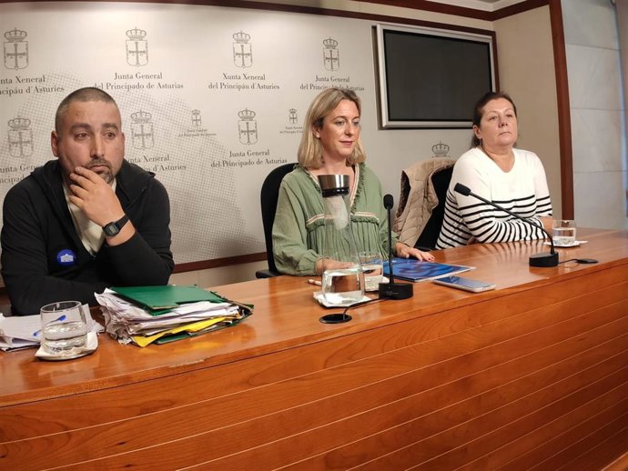 La diputada del PP Reyes Fernández Hurlé junto a representantes de la Plataforma de Propietarios de viviendas en alquiler, Jaime Acevedo y Aurora Fernández.