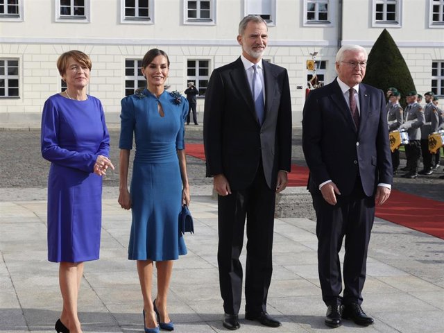 Los Reyes, el Presidente de la República Federal de Alemania y su mujer, durante la recepción con honores en el Palacio de Bellevue