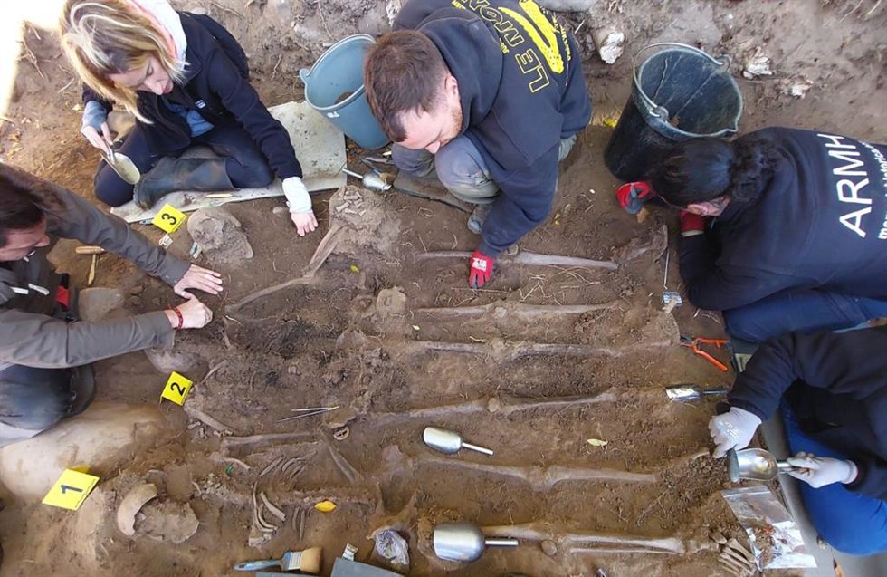 Los restos de los tres cuerpos encontrados en la fosa de Candemuela.