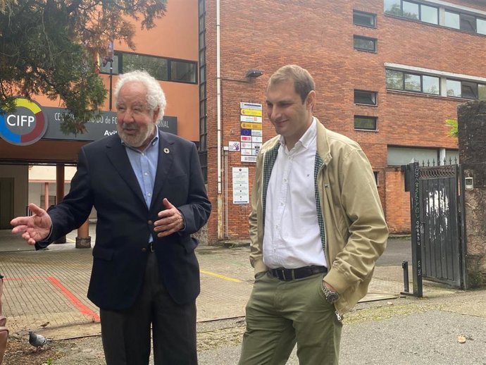 El secretario general de Foro, Adrián Pumares, y el concejal Javier Vidal, frente al CIFP de Avilés.