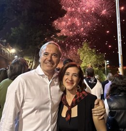 El alcalde de Zaragoza, Jorge Azcón, y la vicealcaldesa, Sara Fernández, en los fuegos artificiales del fin de las fiestas del Pilar