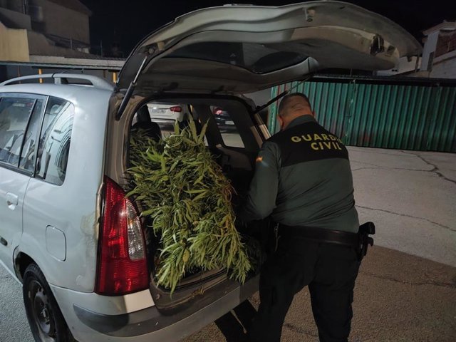 La Guardia Civil intercepta un vehículo con marihuana.
