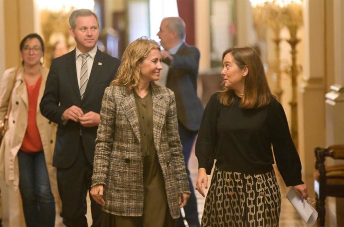 La ministra de Transportes, Movilidad y Agenda Urbana, Raquel Sánchez, y la alcaldesa de A Coruña, Inés Rey, con motivo de un encuentro en el consistorio coruñés