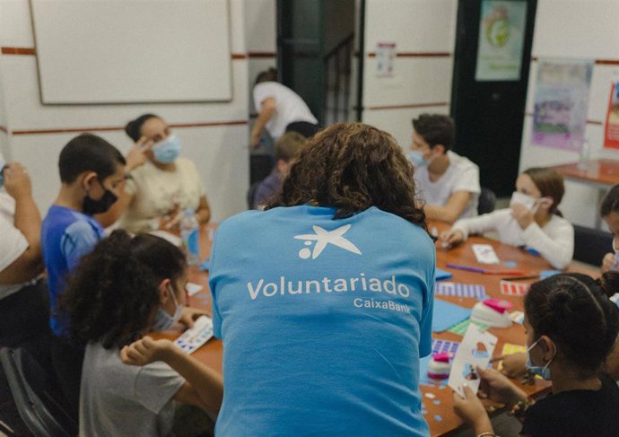 Archivo - Imagen de los voluntarios de CaixaBank.