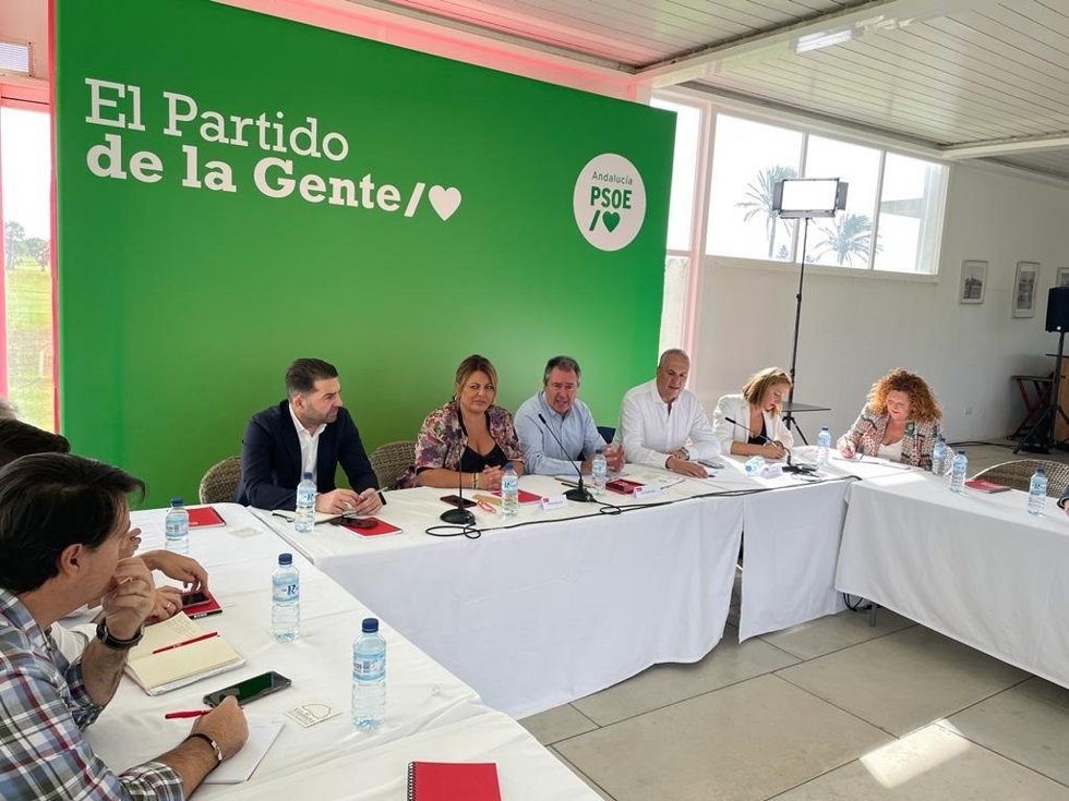El secretario general del PSOE-A, Juan Espadas, este lunes en Puerto Real (Cádiz) en una reunión con alcaldes y portavoces de la provincia.