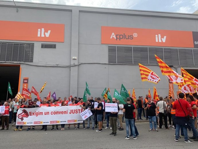 Concentració dels sindicats de la taula de negociació del sector de les ITV de Catalunya