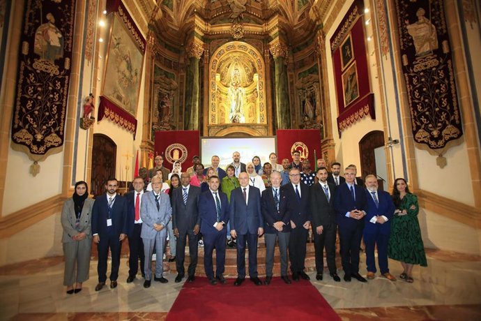 Foto de familia con los responsables de UCAM y la Fundación DIHAD con algunos de los estudiantes de la primera promoción del máster