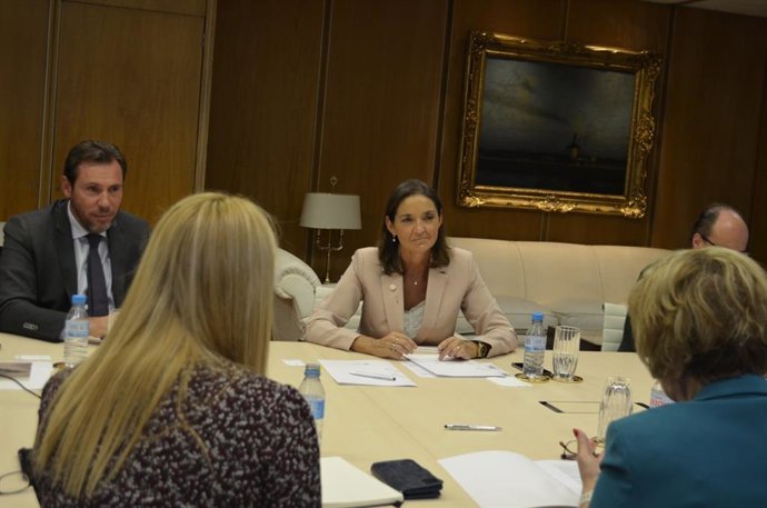 La ministra de Industria, Comercio y Turismo, Reyes Marto, durante la firma del protocolo de colaboración con la empresa eslovaca InoBat Auto