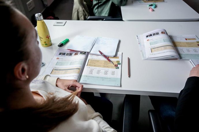 Archivo - Una alumna ucraniana en una clase de español en el Centro de Referencia Nacional (CRN) de Moratalaz, a 22 de abril de 2022, en Madrid (España). Durante su visita, el consejero de Economía, Hacienda y Empleo explica los detalles del Plan de Emp