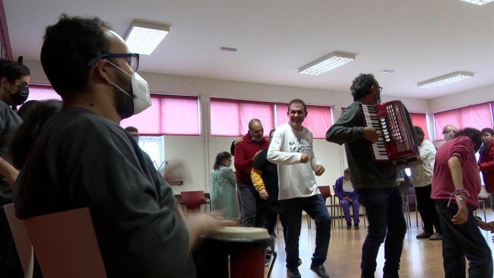 Actuación del grupo 'De Tapas' en el CEE Nosa Señora do Chamorro, en Narón, en el marco del proyecto 'Música a flor de pel', de Afundación.