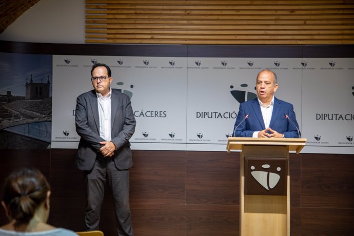 El diputado de Provincia Digital, Santos Jorna, y el secretario general de la Cámara de Comercio de Cáceres, Raúl Iglesias