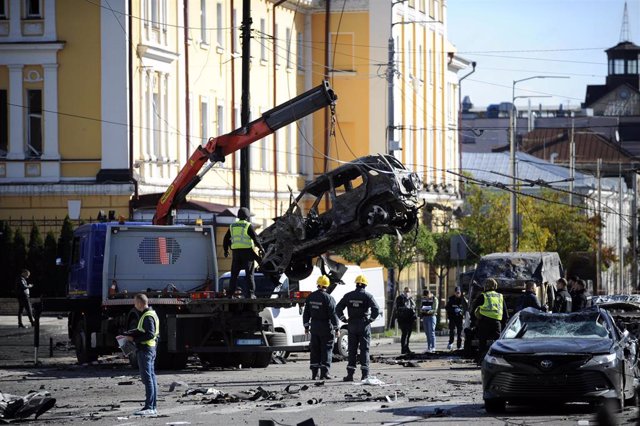 Los servicios de emergencia retiran un coche en Kiev