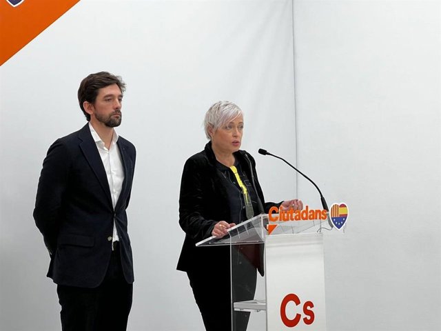 La diputada de Cs Anna Grau, al costat de l'eurodiputat Adrián Vázquez
