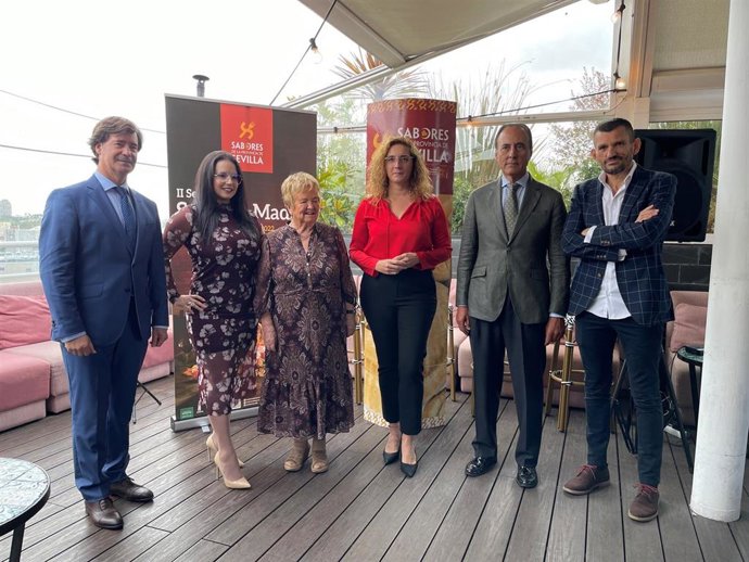 Cabello, Rus y Salado, junto a la experta enóloga Isabel Mijares; el vicepresidente de la Asociación de Cocineros y Reposteros de la Comunidad de Madrid (ACYRE), Eduardo Casquero, y la comunicadora gastronómica Alicia Gómez.