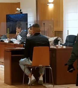 El condenado, de espaldas, el día del juicio en la Audiencia de Valladolid.