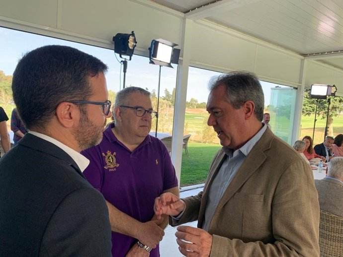 El secretario general del PSOE-A, Juan Espadas, este lunes en Puerto Real (Cádiz) en un encuentro con alcaldes y portavoces socialistas de la provincia.