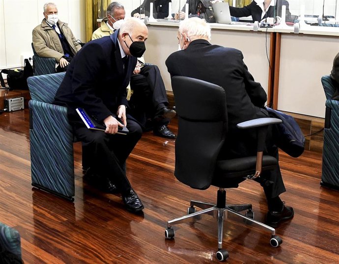 Archivo - El expresidente de Sniace Blas Mezquita (i), y uno de los excomponentes de la dirección de la empresa Manuel Huerta (d), durante el juicio por los vertidos que realizó su empresa al río Saja-Besaya entre el año 2008 y 2010