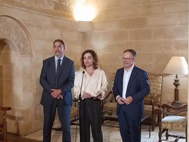 El conseller de Movilidad y Vivienda, Josep Marí; la consellera de Hacienda y Relaciones Exteriores, Rosario Sánchez, y el director del Centro de Instituciones de CaixaBank en Baleares, Hilari Llabrés.