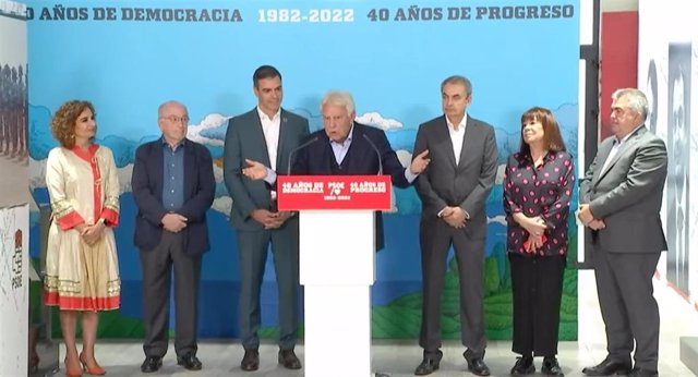 Felipe González, Pedro Sánchez y José Luis Rodríguez Zapatero en la inauguración la exposición "40 años de democracia, 40 años de progreso. 1982-2022".