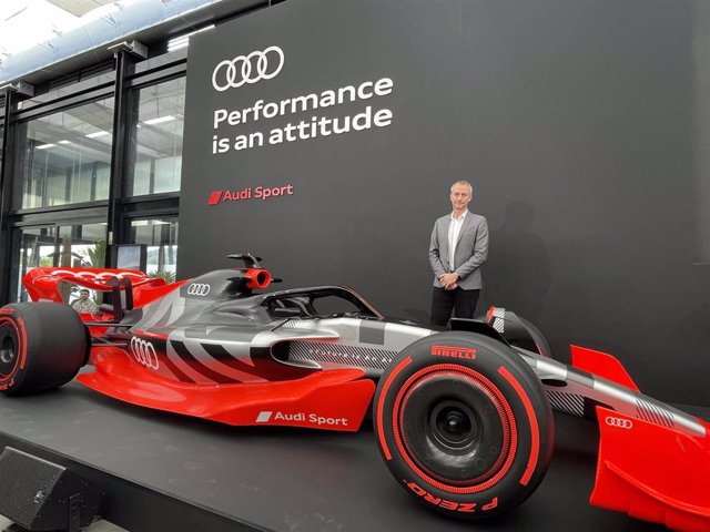 El jefe del proyecto de Audi para la Fórmula 1, Adam Baker, junto al prototipo de la fábrica.