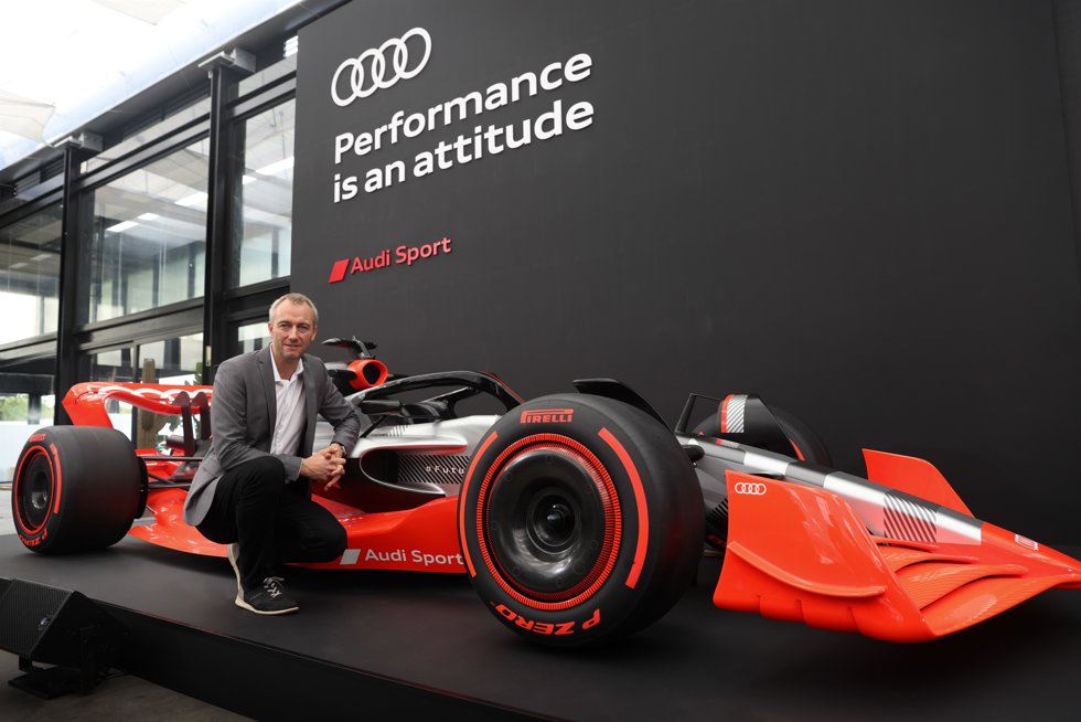 El jefe del proyecto de Audi para la Fórmula 1, Adam Baker, junto al prototipo de la fábrica.