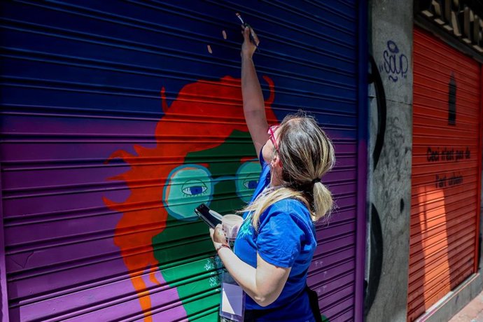 Archivo - La artista Nocciola The Drawer  interviene un local en la séptima edición de Pinta Malasaña.