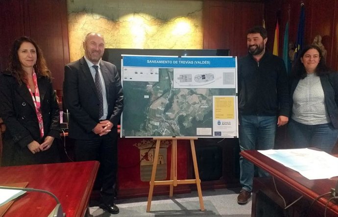 La directora general del Agua, Vanesa Mateo; el vicepresidente y consejero de Administración Autonómica, Medio Ambiente y Cambio Climático, Juan Cofiño; el alcalde de Valdés, Óscar Pérez, y la concejala de Hacienda, Sandra Gil.