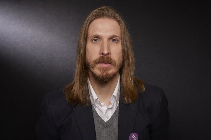 Archivo - El coportavoz estatal de Podemos y  secretario general de Podemos en Castilla y León y Pablo Fernández, posa durante una entrevista para Europa Press en la sede de Podemos a 27 de enero de 2022, en Madrid (España).