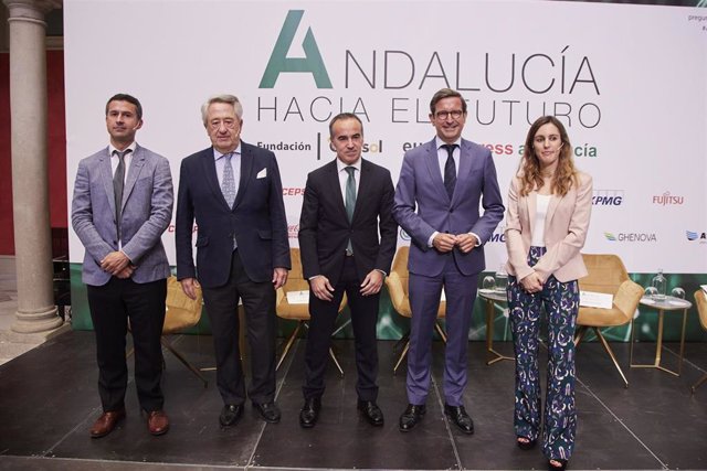 La directora de EP, Candela Martín de Cabiedes, el consejero de Industria Jorge Paradela, el CEO de Ghenova, Francisco Cuervas, el CEO de Atlantic Copper, Javier Targuetta, y el director de regulación de la unidad de hidrógeno de EDP, José Manuel Pérez