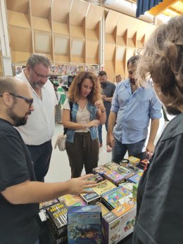 La delegada de Juventud del Ayuntamiento de Alcalá de Guadaíra, Rosa Carro, en su visita al festival.