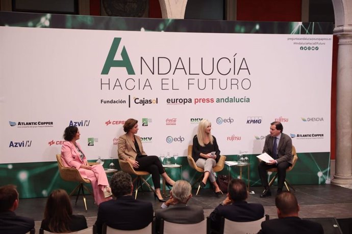 La consejera de Desarrollo Educativo y FP, Patricia del Pozo; la directora general de Atlantic Copper, Macarena Gutiérrez, y la directora de Servicios de Fujitsu en Andalucía, Elena Delgado.