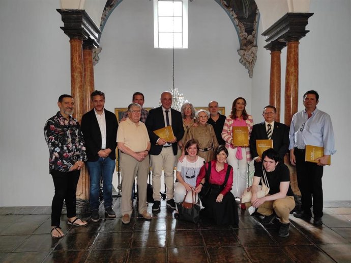 El presidente de la Diputación de Córdoba, Antonio Ruiz (quinto por la izda.), junto a la familia de Rafael Bernier Soldevilla.