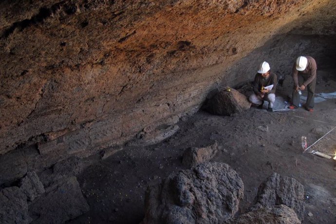 Estudio arqueológico en el yacimiento de Los Roques de García, en Las Cañadas del Teide