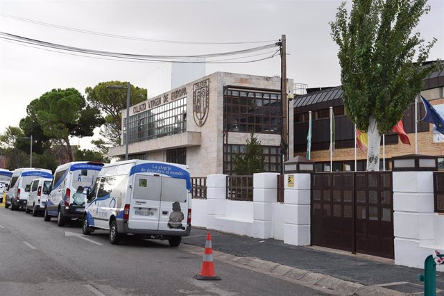 Varias furgonetas del colegio privado Virgen de Europa, en las inmediaciones del centro educativo