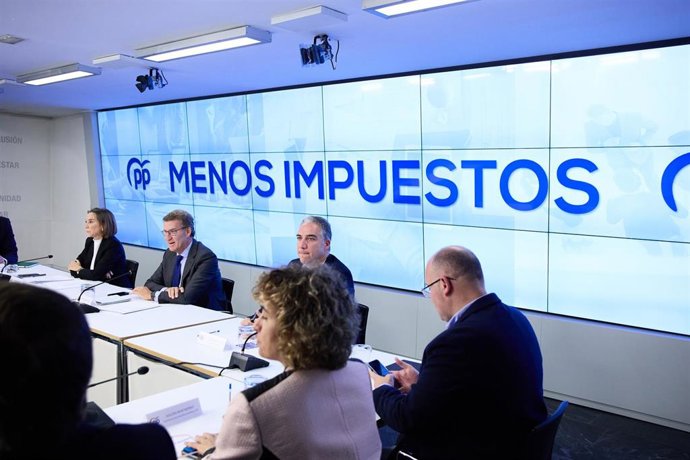 (I-D) La secretaria general del Partido Popular, Cuca Gamarra; el presidente del Partido Popular, Alberto Núñez Feijóo, y el consejero de la Presidencia y portavoz del Ejecutivo andaluz en funciones, Elías Bendodo, conversan durante una reunión del Comi