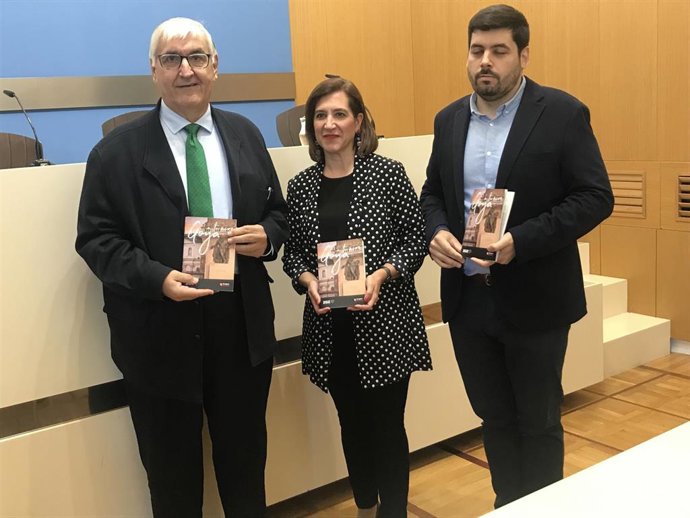 La vicealcaldesa y consejera municipal de Cultura y Proyección Exterior, Sara Fernández, el presidente de la Real Academia de Nobles y Bellas Artes de San Luis, Domingo Buesa, y el responsable de la Guía Samuel Ortiz